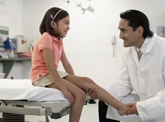 enfant boutons sur les jambes